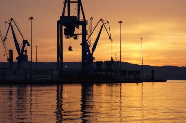 Seaport Golden sunset saat içinde romantik peyzaj.