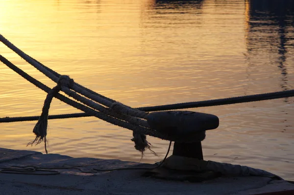 Le paysage romantique du port de mer à l'heure du coucher du soleil doré . — Photo