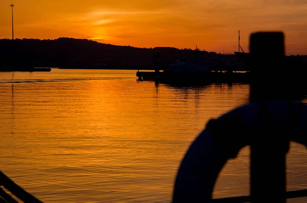Romantyczny krajobraz portu morskiego w złotej godziny zachód słońca. — Zdjęcie stockowe