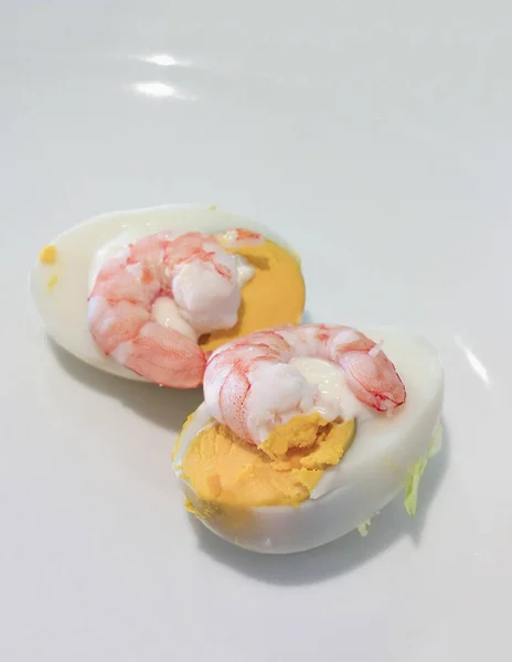 Camarão-rei em metade dos ovos em prato branco. restaurante . — Fotografia de Stock