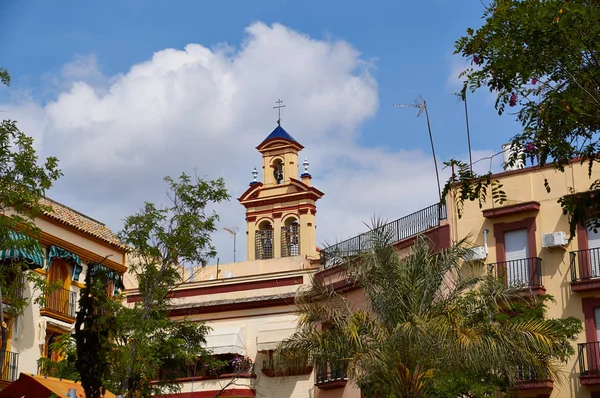 Historische gebouwen en monumenten van Sevilla, Spanje. Spaanse architectonische stijlen van gotiek en mudejar, barok — Stockfoto