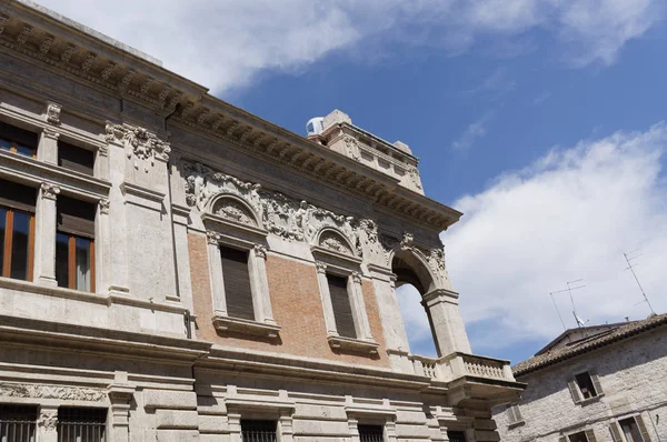 Podrobnosti o architektury, historických budov z Itálie. Ascoli Piceno. Marche. — Stock fotografie