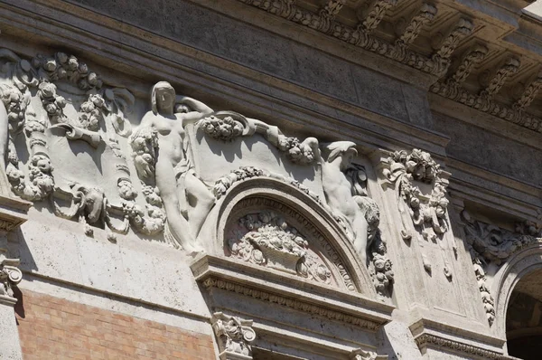 Detalhes da arquitetura, edifícios históricos da Itália. Ascoli Piceno. Marche. . — Fotografia de Stock