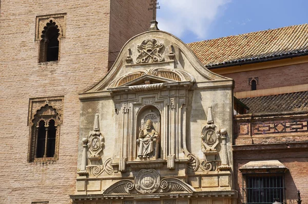 Edificios históricos y monumentos de Sevilla, España. Estilos arquitectónicos españoles de estilo gótico. Santa Catalina — Foto de Stock