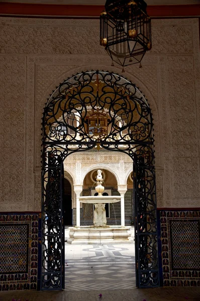 Történelmi épületek és műemlékek, Sevilla, Spanyolország. A gótikus és a mudéjar, a barokk spanyol építészeti stílusok — Stock Fotó