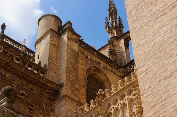 Edifícios históricos e monumentos de Sevilha, Espanha. Estilos arquitetônicos espanhóis de gótico e mudejar, barroco — Fotografia de Stock