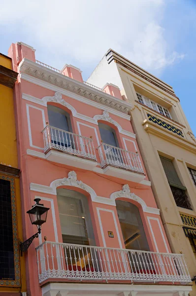 Edificios históricos y monumentos de Sevilla, España. Estilos arquitectónicos españoles de gótico y mudéjar, barroco — Foto de Stock