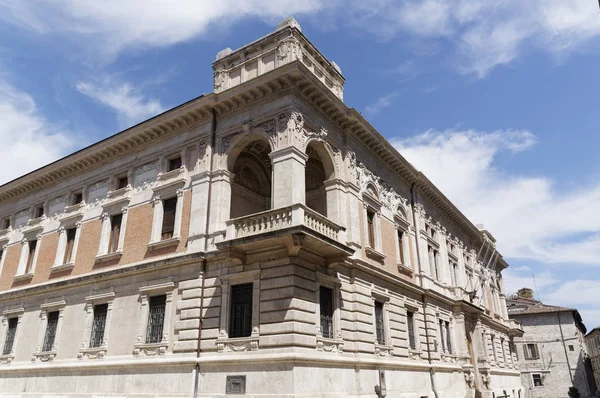 アーキテクチャの詳細は、イタリアの歴史的建造物。アスコリ ・ ピチェーノ。マルケ州. — ストック写真