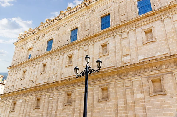Historialliset rakennukset ja muistomerkit Sevillassa, Espanjassa. Espanjan arkkitehtoniset tyylit goottilainen ja mudejar, barokki — kuvapankkivalokuva
