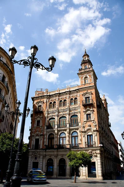 Historische gebouwen en monumenten van Sevilla, Spanje. Spaanse architectonische stijlen van gotiek en mudejar, barok — Stockfoto