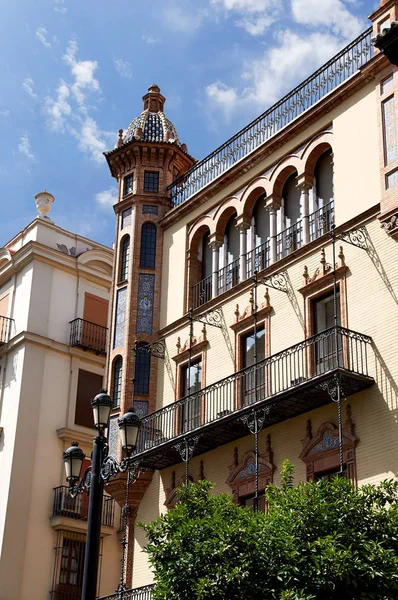 Edifícios históricos e monumentos de Sevilha, Espanha. Estilos arquitetônicos espanhóis de gótico e mudejar, barroco — Fotografia de Stock