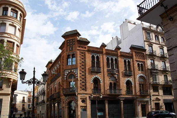 Edificios históricos y monumentos de Sevilla, España. Estilos arquitectónicos españoles de gótico y mudéjar, barroco — Foto de Stock