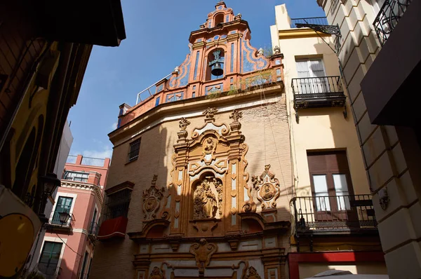 Történelmi épületek és műemlékek, Sevilla, Spanyolország. A gótikus és a mudéjar, a barokk spanyol építészeti stílusok — Stock Fotó