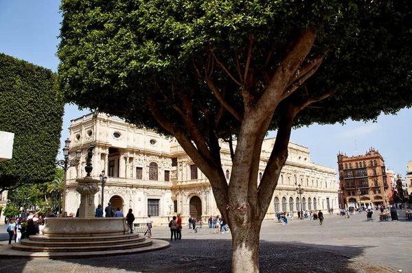 Historische Gebäude und Denkmäler in Sevilla, Spanien. Spanische Baustile der Gotik und des Mudejar, Barock — Stockfoto