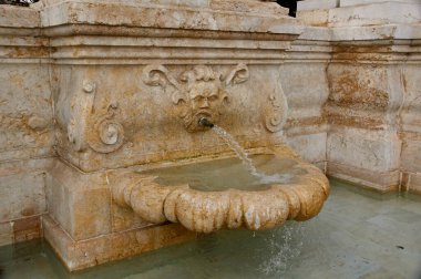 İspanya, Sevilla 'nın tarihi binaları ve anıtları. Mimari detaylar, taş cephe ve Avrupa müzeleri. Maria Luisa 'nın Kemerli ve Çeşmeli Sarayı.