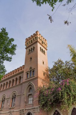İspanya, Sevilla 'nın tarihi binaları ve anıtları. Mimari detaylar, taş cephe ve Avrupa müzeleri. Gotik 'in İspanyol mimari tarzları. Heykel. mermer kafa ve bas-rahatlama