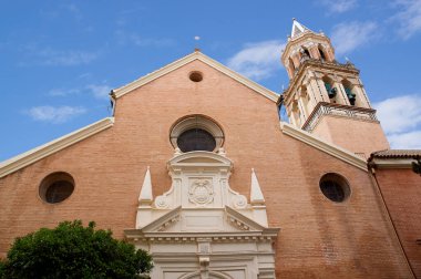 İspanya, Sevilla 'nın tarihi binaları ve anıtları. Mimari detaylar, taş cephe ve Avrupa müzeleri. Santa Angela de la Cruz