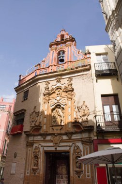 İspanya, Sevilla 'nın tarihi binaları ve anıtları. Mimari detaylar, taş cephe ve Avrupa müzeleri. İspanyol mimari stilleri. Iglesia del Senior San Jose