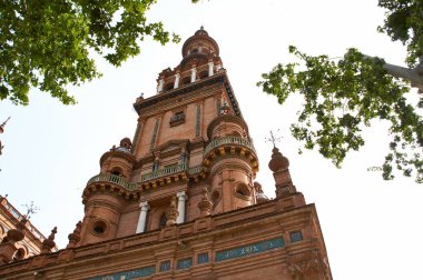 İspanya, Sevilla 'nın tarihi binaları ve anıtları. Mimari detaylar, taş cephe ve Avrupa müzeleri. İspanya karesi