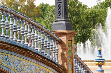 İspanya, Sevilla 'nın tarihi binaları ve anıtları. Mimari detaylar, taş cephe ve Avrupa müzeleri. İspanya karesi