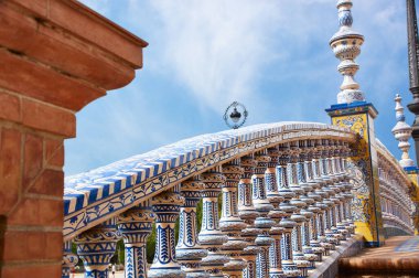 İspanya, Sevilla 'nın tarihi binaları ve anıtları. Mimari detaylar, taş cephe ve Avrupa müzeleri. İspanya karesi