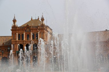 İspanya, Sevilla 'nın tarihi binaları ve anıtları. Mimari detaylar, taş cephe ve Avrupa müzeleri. İspanya karesi