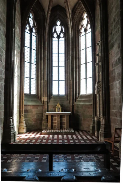 Mont Saint Michel, Francie – 8. září 2016, benediktinské opatství Mont Saint-Michel v regionu Normandie, Francie. Skromný kamenný oltář — Stock fotografie