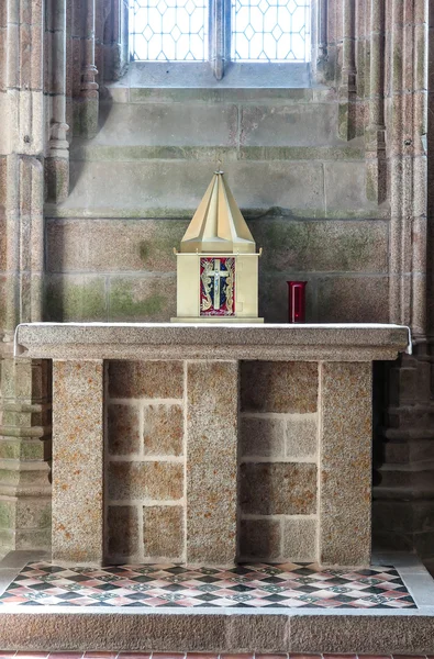 Mont Saint Michel, França - 8 de setembro de 2016, Abadia Beneditina do Mont Saint-Michel, na Normandia, França. Um modesto altar de pedra — Fotografia de Stock