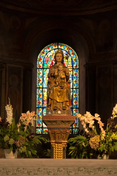 Poitiers, França - 12 de setembro de 2016: Igreja muito antiga Notre Dam — Fotografia de Stock