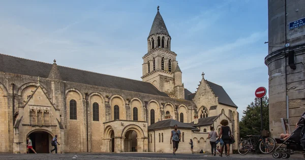 Пуатье, Франция - 12 сентября 2016 года: Очень старая церковь Нотр-Дам — стоковое фото