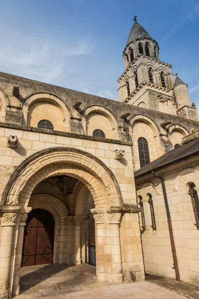 ポアティエのノートルダム大聖堂教会の外観 — ストック写真
