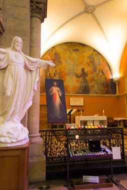 Paray Le Monial, Fransa - 13 Eylül 2016: Kilisenin içinde 