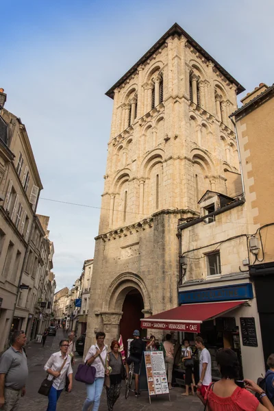 Poitiers, Fransa - 12 Eylül 2016: Çok eski kilise Notre Dame la Grande Poitiers. İsa ile Meryem Ana heykeli ile bir yan sunak iç