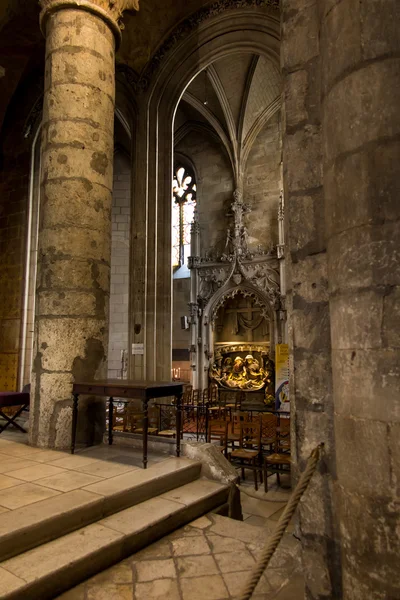 Poitiers, Francia - 12 de septiembre de 2016: Iglesia muy antigua de Notre Dame la Grande en Poitiers. Interior de uno de los altares laterales con una estatua de la Virgen María con Jesús —  Fotos de Stock