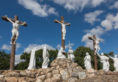 Çapraz ve Calvary yolu yıl önce St Louis Monfor tarafından inşa edilmiş.