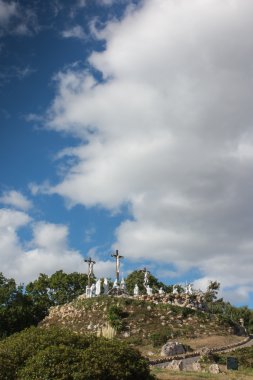 Çapraz ve Calvary yolu yıl önce St Louis Monfor tarafından inşa edilmiş.