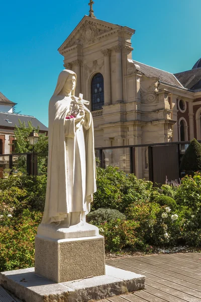 Standbeeld van St. Theresia van het kindje Jezus over het plein aan de voorzijde — Stockfoto