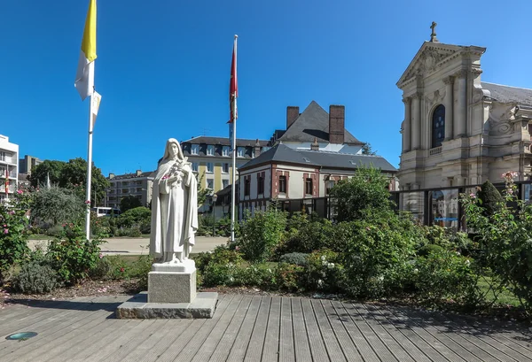 Pomnik St. Therese Dzieciątka Jezus na placu przed — Zdjęcie stockowe