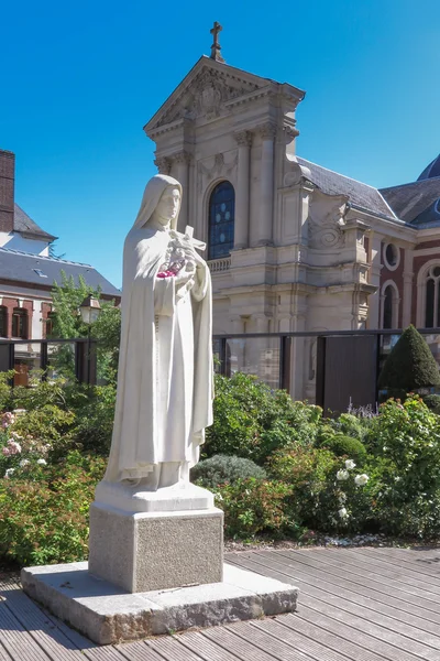 Standbeeld van St. Theresia van het kindje Jezus over het plein aan de voorzijde — Stockfoto