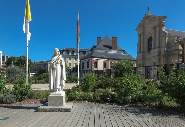 Pomnik St. Therese Dzieciątka Jezus na placu przed — Zdjęcie stockowe