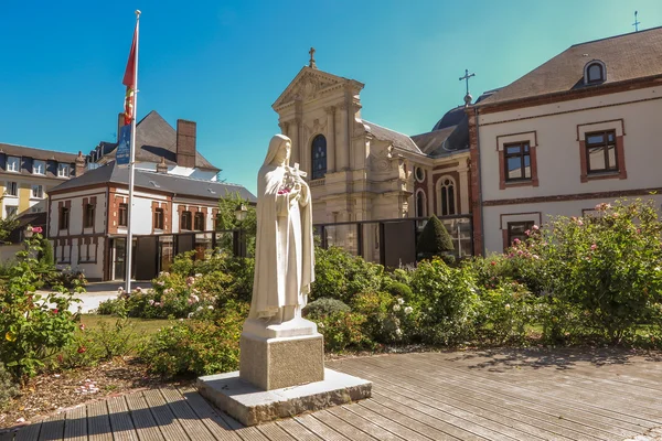 Estátua de Santa Teresa do Menino Jesus na praça em frente — Fotografia de Stock