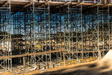 otoyol üzerinde bir Üstgeçit altında inşa inşaat iskele