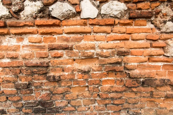 Vieja pared de ladrillo con ladrillos desmoronándose — Foto de Stock