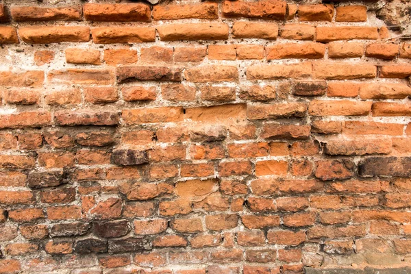 Vieja pared de ladrillo con ladrillos desmoronándose — Foto de Stock