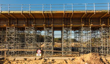 otoyol üzerinde bir Üstgeçit altında inşa inşaat iskele 