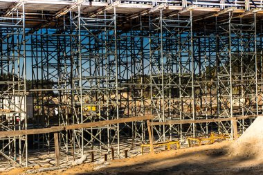 otoyol üzerinde bir Üstgeçit altında inşa inşaat iskele 