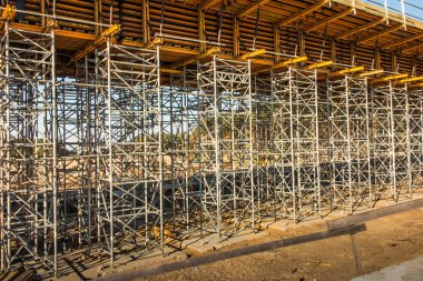 otoyol üzerinde bir Üstgeçit altında inşa inşaat iskele 