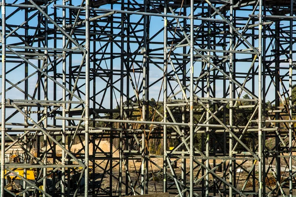 Construction scaffolding built under an overpass over the highway — Stock Photo, Image