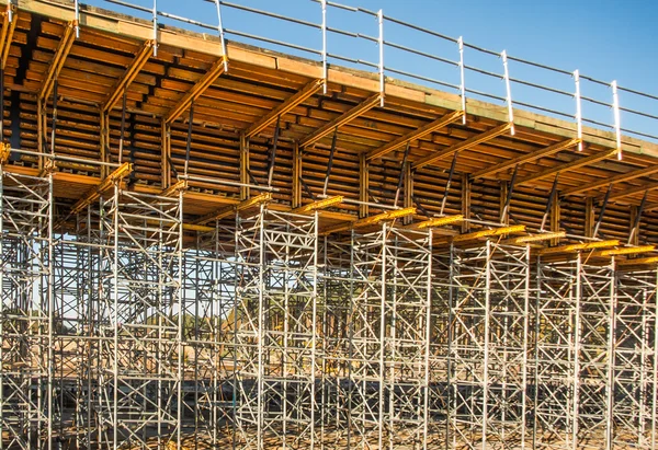 Andamios de construcción construidos bajo un paso elevado sobre la carretera — Foto de Stock