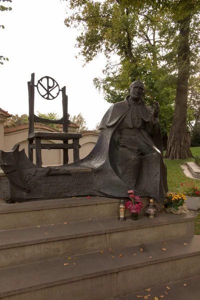 Estatua del Papa Juan Pablo II en el casco antiguo de Cracovia — Foto de Stock